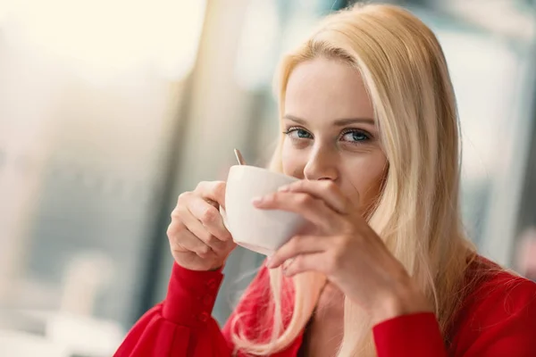 Blonde Schöne Frau Nahaufnahme Porträt Trinken Einen Tee — Stockfoto