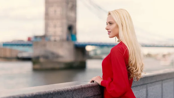 Elegante retrato de mujer rubia en Londres con vestido rojo con T —  Fotos de Stock