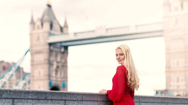 Mulher Loira Sorridente Retrato Londres Com Tower Bridge Fundo — Fotografia de Stock