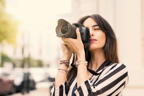 Vrouw Portret Maken Van Een Foto Met Natuurlijke Vlam — Stockfoto