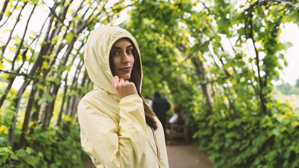 Jonge Vrouw Portret Dragen Regenjas Een Park Londen — Stockfoto