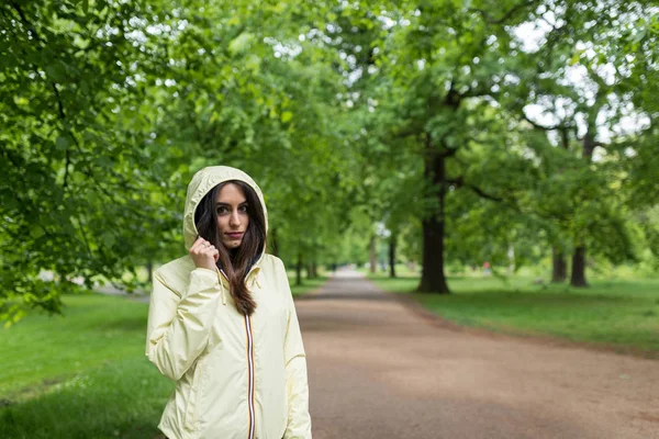 Portret Młodej Kobiety Płaszczu Przeciwdeszczowym Parku Londynie — Zdjęcie stockowe