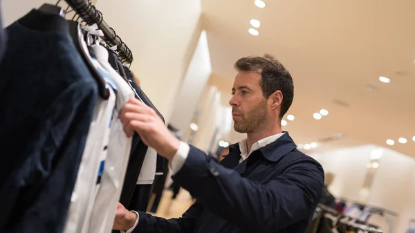 Elegante Retrato Hombre Joven Elegir Probar Ropa Una Tienda —  Fotos de Stock