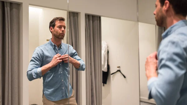 Elegante Retrato Hombre Joven Mientras Intenta Camisa Una Tienda Ropa — Foto de Stock