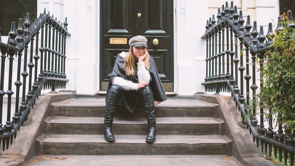 Jonge mode vrouw portret zitten in Notting Hill wijk. Londo — Stockfoto