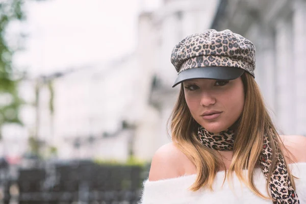 Jonge mode vrouw close-up portret in de wijk Notting Hill. — Stockfoto