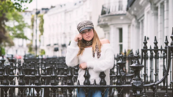 Young fashion woman intimate portrait in Notting Hill district. — Stock Photo, Image