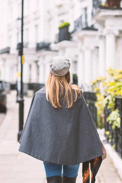 Young fashion woman portrait in Notting Hill district. London, U — Stock Photo, Image