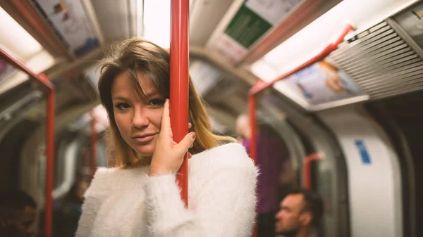 Intimes Porträt einer jungen Frau in U-Bahn-Waggon in London — Stockfoto