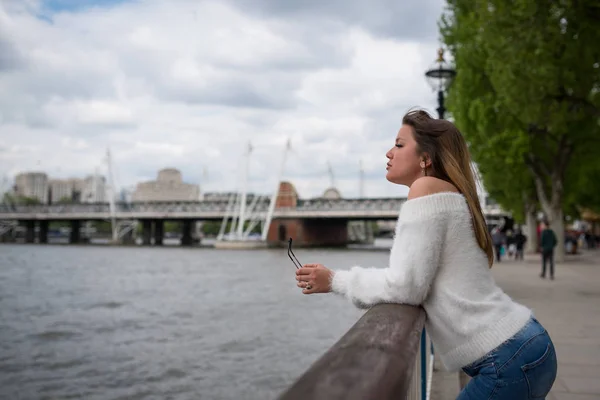 Loira casual mulher retrato em Londres com Jubilee Bridge em th — Fotografia de Stock