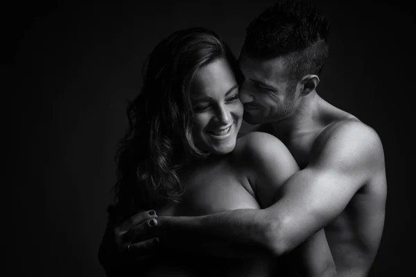 Couple Studio Intimate Portrait Man Hugging His Pregnant Woman Black — Stockfoto