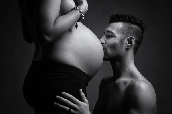 Couple Studio Intimate Portrait Man Kissing His Pregnant Woman Black — Stock Photo, Image