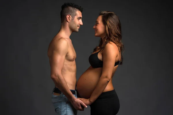 Couple Studio Intimate Portrait Man Pregnant Woman Looking Each Others — Stock Photo, Image