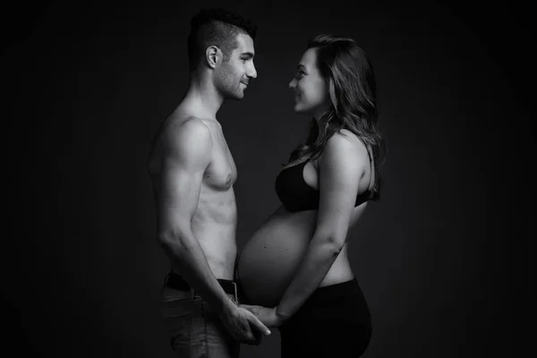 Couple Studio Intimate Portrait Man Pregnant Woman Looking Each Other — Foto de Stock