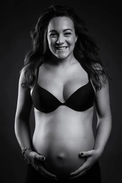 Pregnant Smiling Woman Studio Intimate Portrait Black White Image — Foto Stock
