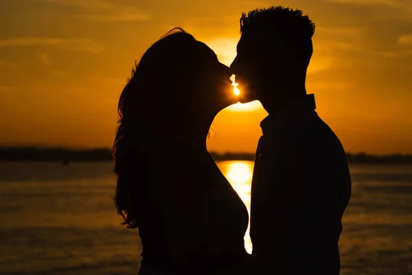 Pareja Íntima Silueta Retrato Cara Cara Besándose Playa Atardecer Imagen — Foto de Stock