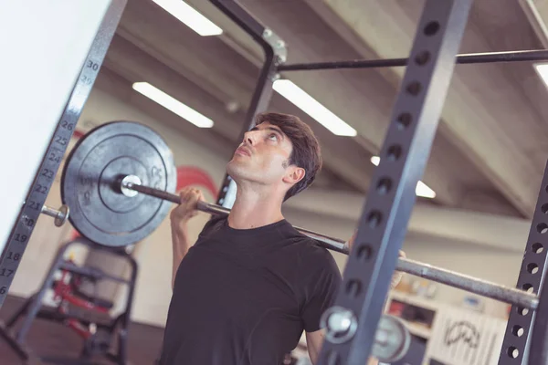 Young Sporty Man Portrait Working Out Gym Doing Squats Concept — Stok fotoğraf