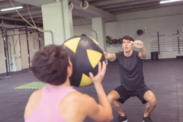 Retrato Pareja Deportiva Joven Haciendo Ejercicio Gimnasio Con Pelota Pared — Foto de Stock