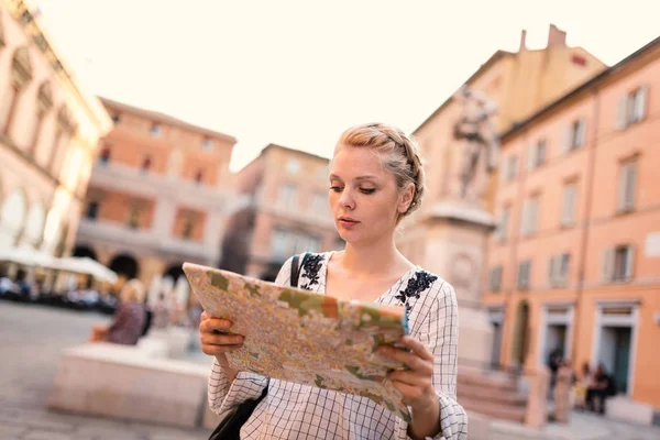 Młoda Piękna Blondynka Turysta Styl Życia Portret Świeżym Powietrzu Mapy — Zdjęcie stockowe