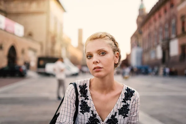 Young Beautiful Blonde Woman Lifestyle Portrait Outdoors Bologna Italy Natual — Stock Photo, Image