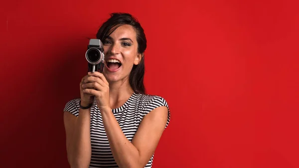 Feliz Mujer Sonriente Retrato Con Cámara Vídeo Vintage Sobre Fondo —  Fotos de Stock