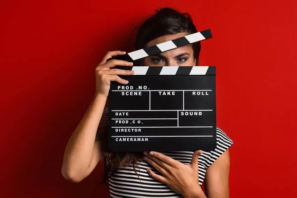 Vrouw Portret Met Film Clapper Tegen Kleurrijke Rode Achtergrond — Stockfoto