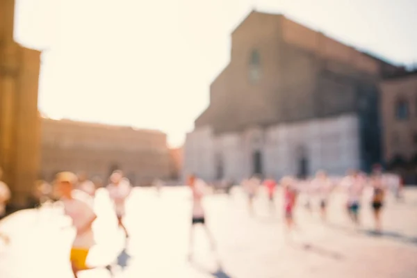 Imagem Turva Homens Mulheres Maratona Corridas Cidade Com Lans Flare — Fotografia de Stock