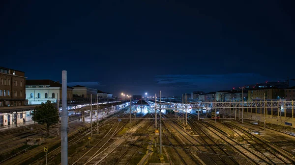 Bologna Railway Station Widok Panoramiczny Nocą — Zdjęcie stockowe