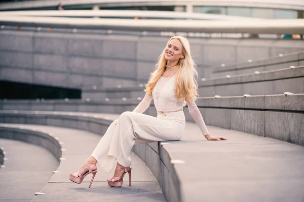 Leende Blond Kvinna Helkroppsporträtt Bär Elegant Klänning London Verklig Livsstilsbild — Stockfoto