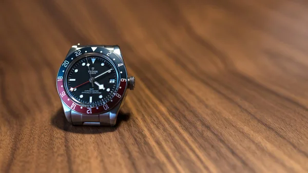 Zegarek Tudor Gmt Drewnianym Stole Kopią — Zdjęcie stockowe