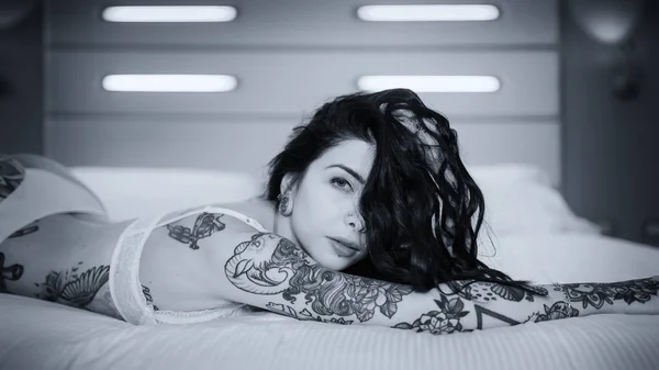 Szexi fiatal tetovált nő fehérnemű belül szállodai szobában. Kék-hoz — Stock Fotó