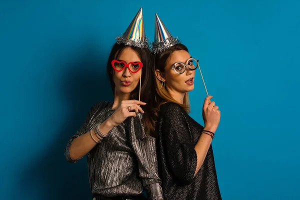 Young Beautiful Women Girlfriend Having Fun Heart Glasses Mask Carnival — Foto Stock