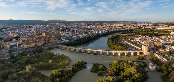 背景にメスキータ大聖堂とローマ橋の空中パノラマビュー コルドバ アンダルシア スペイン — ストック写真