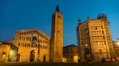 Gün batımında eski Katedral ve Baptistery ile Duomo meydanı. Parma, İtalya. 