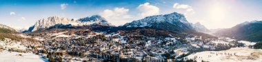 Kortina D'Ampezzo vadisi nde kar ile gündüz saatlerinde panoramik hava manzarası.