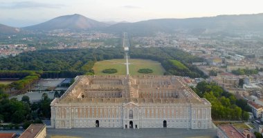 Reggia di Caserta Kraliyet Sarayı ve bahçeleri, havadan görünümü. Caserta, İtalya.