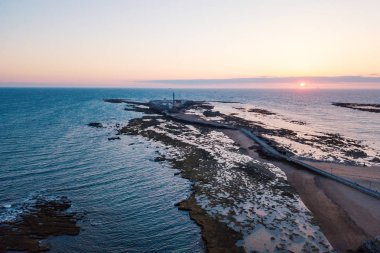 Cadiz plajındaki eski deniz fenerinin gün batımında panoramik havadan manzara. Endülüs, İspanya. Güzel Yaz günü.