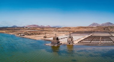 Salinas de Janubio, Lanzarote adasında ana tuz üretimi panoramik görünümü. Kanarya Adaları, İspanya, Avrupa. 