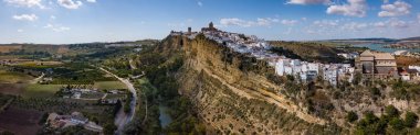 Arcos de la Frontera'nın doğal panoramik havadan görünümü. Endülüs, İspanya.