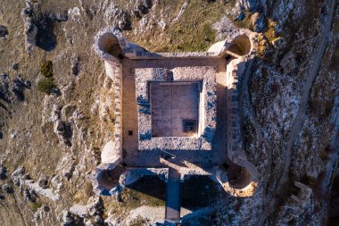 Rocca Calascio panoramik hava üstü görünümü. Abruzzo, İtalya.