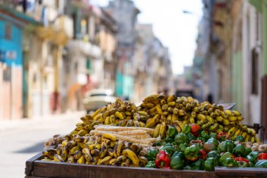 Sokaktaki bir sokak satıcısının meyve ve sebzeleriyle dolu ahşap tepsi. Havana vieja, Küba.
