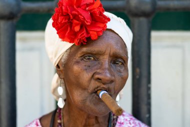 Havana, Küba - Mart 2019: Afrikalı Kübalı kadının puro içen portresi.