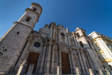 Havana Katedrali, Küba, berrak mavi gökyüzü ile güzel bir günde.