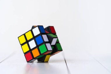 Beyaz arka plan üzerinde izole rubiks küp