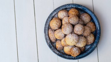 Beyaz ahşap masa üzerinde plaka üzerinde Hindistan cevizi bisküvi, üst görünümü