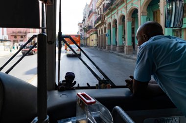 Havana, Küba - Mart 2019: Şehirde otobüsün iç görünümü.