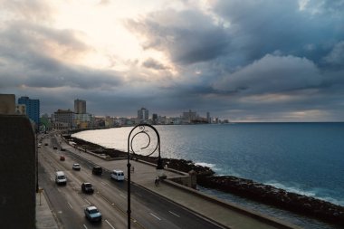 Gün batımında trafik ile Malecon havadan görünümü. Havana, Küba.