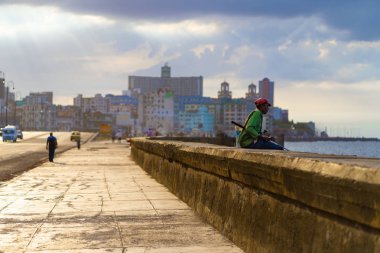 Havana, Küba - Mart 2019: Gün batımında Malecon'da balıkçı.