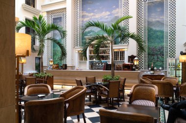 Havana, Küba - Mart 2019: Saratoga Hotel'in Interior Bar manzarası.