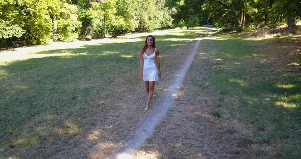 Beautiful Woman Full Body Portrait Walking Outdoors Park Summer Time — Stockfoto